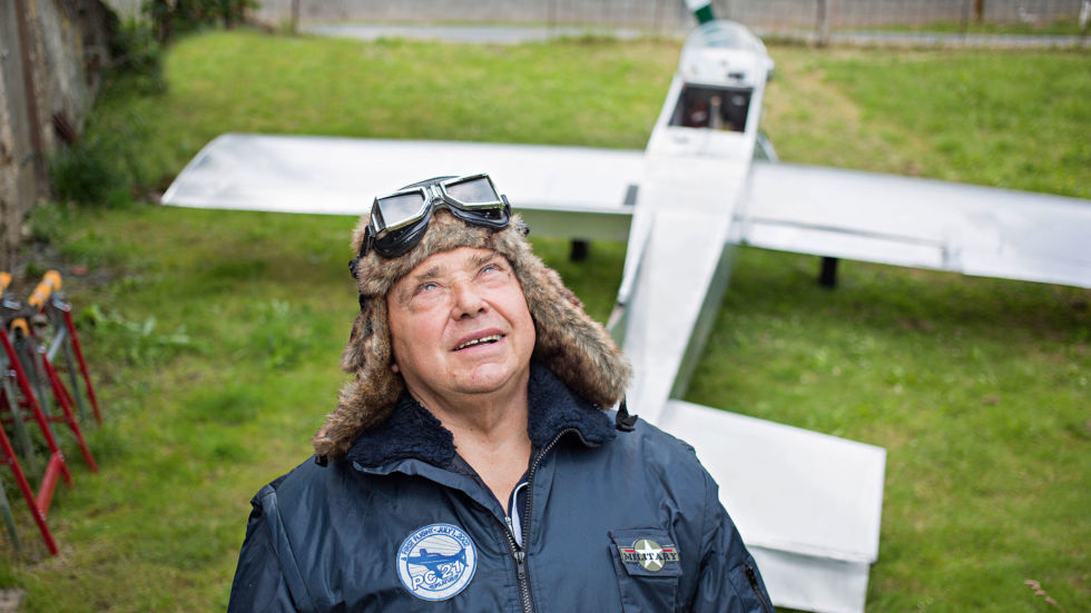 Michael Schlosser vor dem Nachbau seines Fluchflugzeuges